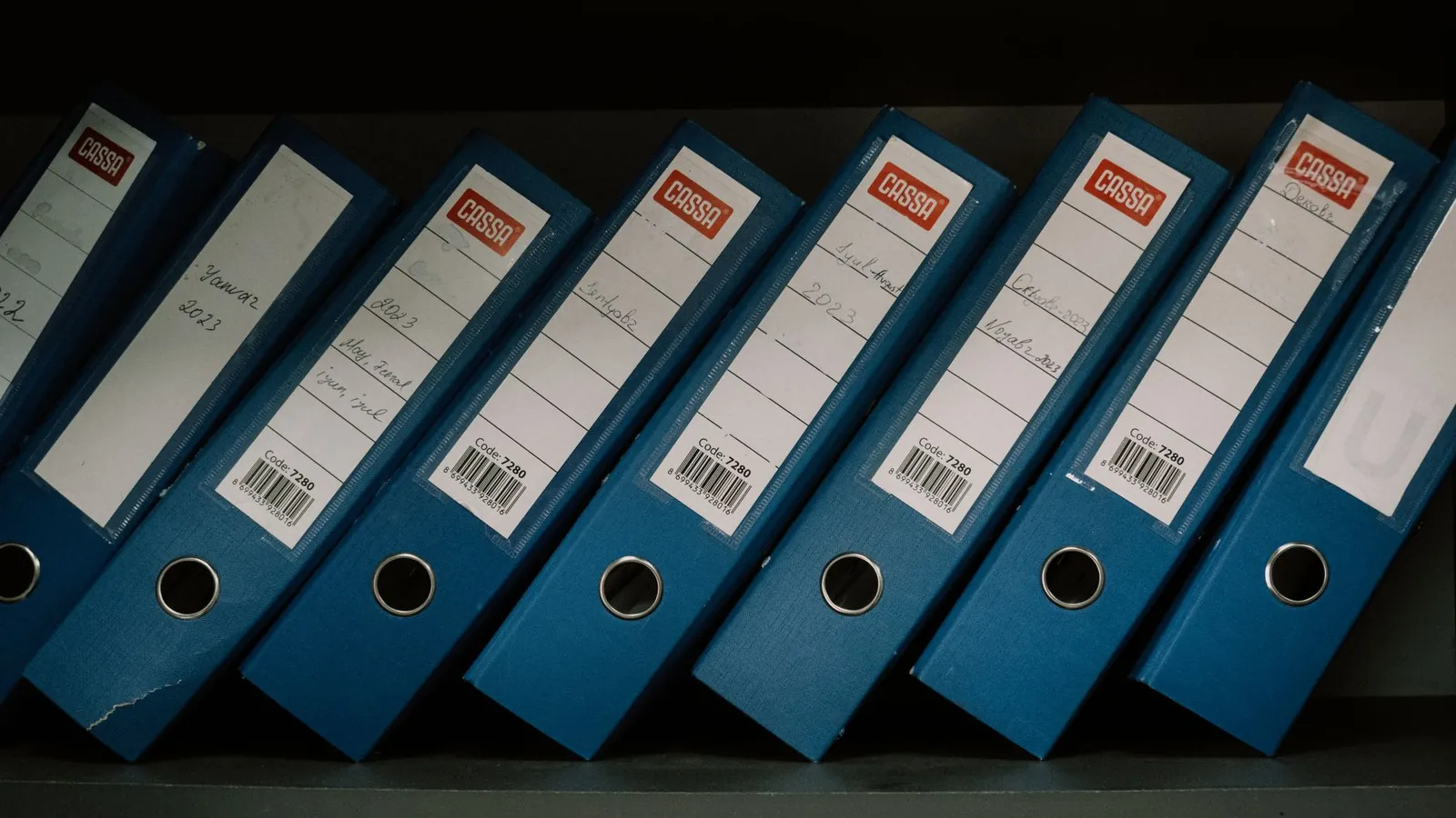 Un bureau avec des documents administratifs classés et un ordinateur allumé